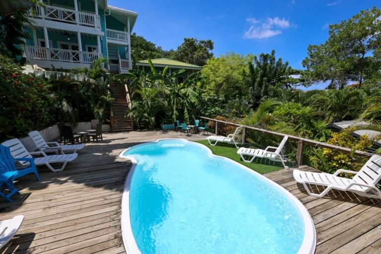 Encanto del Mar apartment pool