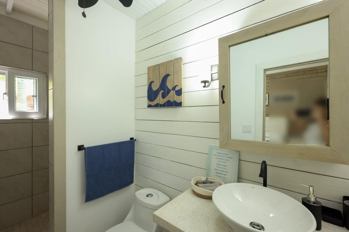 Encanto del Mar apartment bathroom