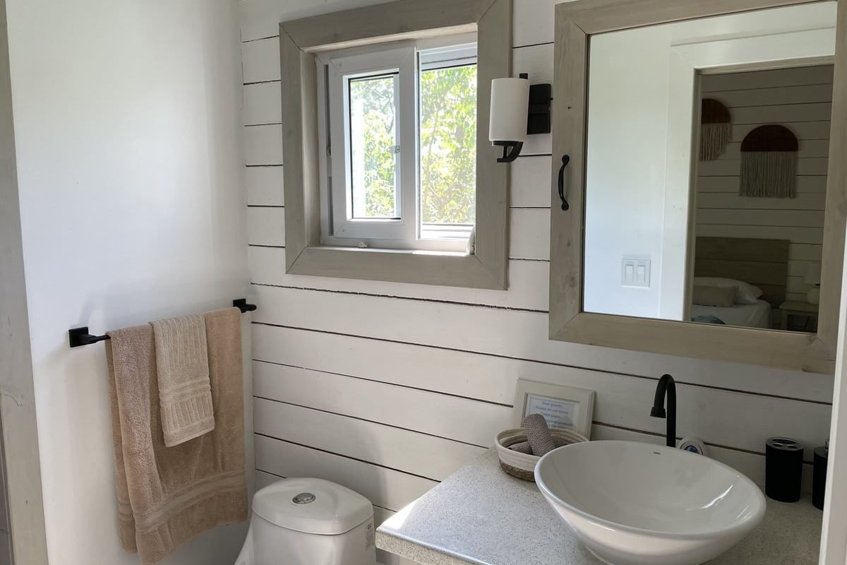Encanto del Mar apartment bathroom