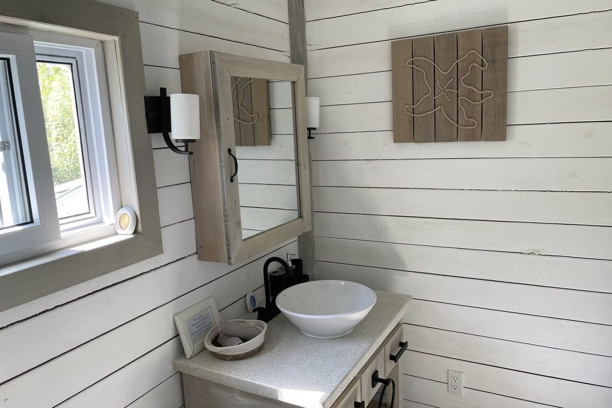 Encanto del Mar apartment bathroom