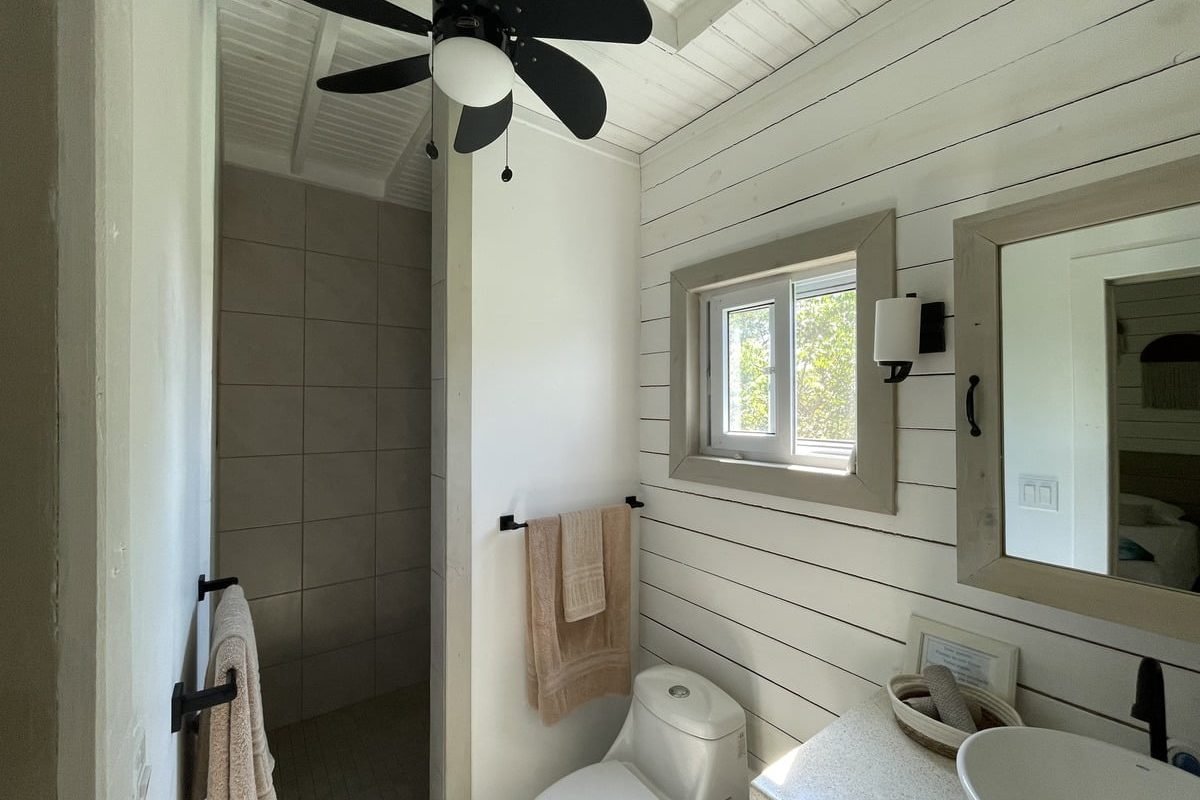 Encanto del Mar apartment bathroom