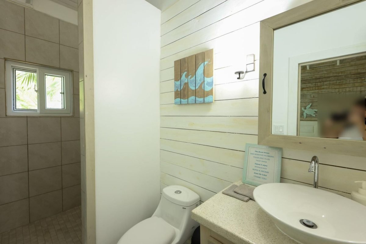 Encanto del Mar apartment bathroom