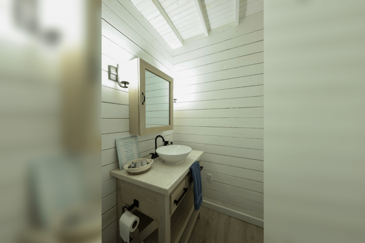 Encanto del Mar apartment bathroom